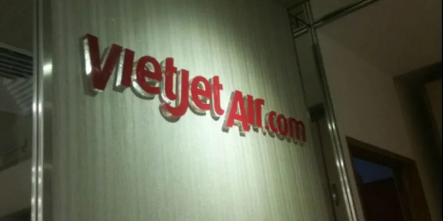 Làm logo và chữ cho biển hiệu bằng mica