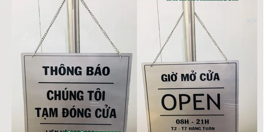 Biển đóng mở cửa bằng gỗ hoặc mica