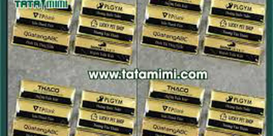 Bảng tên làm từ mica và đồng được in trực tiếp