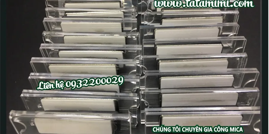 Làm biển biển tên nhân viên đeo dây hoặc gắn băng kim ở ngực