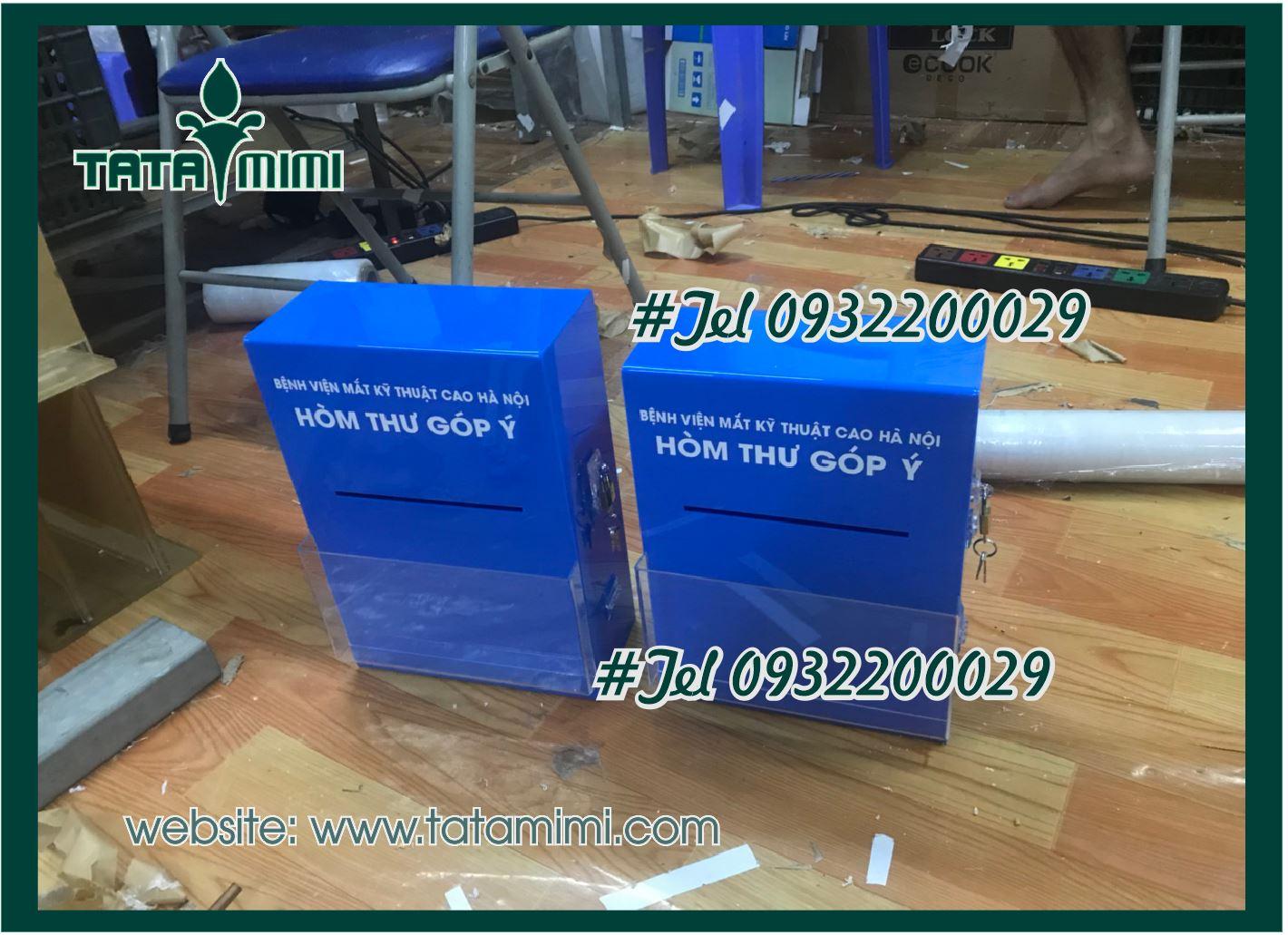 Hộp thư góp ý được làm từ mica màu xanh coban