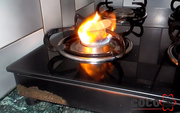 Đặt gáo dừa trực tiếp lên lửa Đặt gáo dừa trực tiếp lên lửa