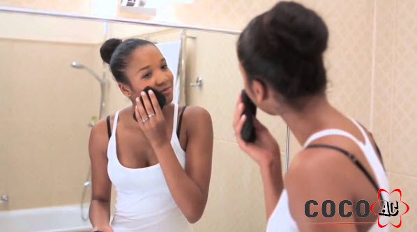 Rửa mặt với xà phòng than hoạt tính Rửa mặt với xà phòng than hoạt tính