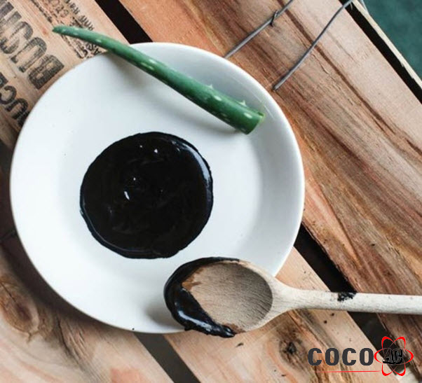 Bạn hãy trộn để được hỗn hợp đắp mặt nạ than hoạt tính được nhuyễn như thế này Bạn hãy trộn để được hỗn hợp đắp mặt nạ than hoạt tính được nhuyễn như thế này