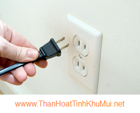 Rút điện máy hút mùi bếp trước khi vệ sinh