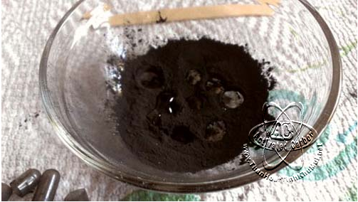 Thêm 3 -4 giọt dầu ô liu vào hỗn hợp than hoạt tính và bột bắp Thêm 3 -4 giọt dầu ô liu vào hỗn hợp than hoạt tính và bột bắp