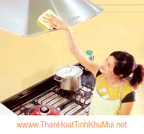 vệ sinh khung ngoài máy hút mùi bếp