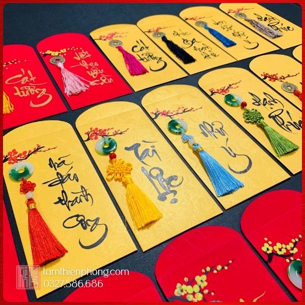 Bao lì xì đỏ viết thư pháp theo yêu cầu Bao lì xì đỏ viết thư pháp theo yêu cầu