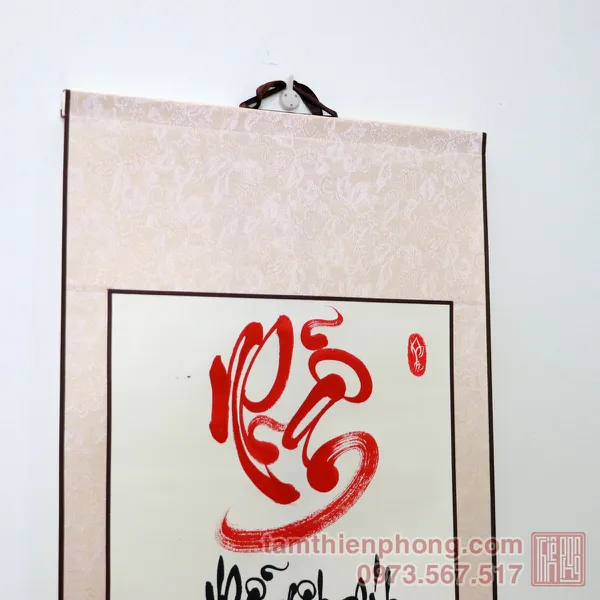 Thư pháp chữ Nhẫn - Liễn bo lụa - 30 x 80cm (Màu ngẫu nhiên)
