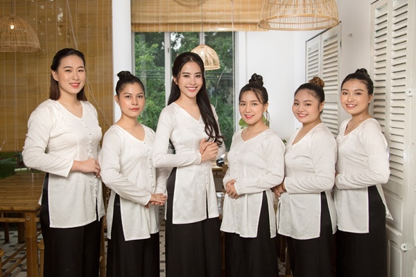 Áo bà ba đồng phục nhà hàng: Với áo bà ba đồng phục mới, nhân viên nhà hàng sẽ tỏa sáng trong mắt khách hàng với sự đậm chất truyền thống của văn hóa ẩm thực Việt Nam. Chất liệu vải thoáng mát và kiểu dáng độc đáo sẽ giúp nhân viên thoải mái và linh hoạt trong khi phục vụ khách hàng.