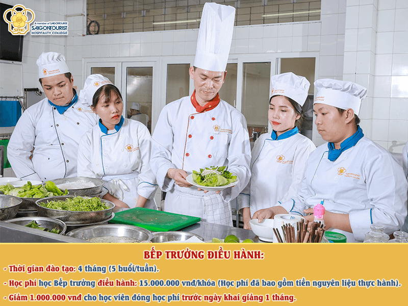 Màu sắc khăn khác biệt tùy theo chức vụ bếp. Màu sắc khăn khác biệt tùy theo chức vụ bếp.