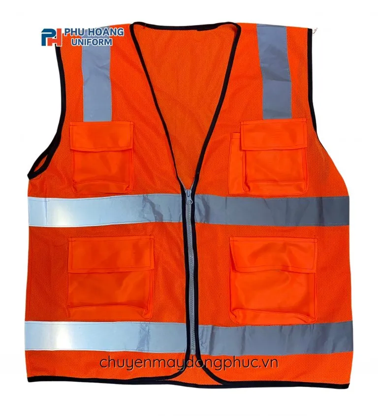 ÁO CÔNG NHÂN (MAY SẴN) SW010 là trang phục bảo hộ thiết yếu cho công nhân, kỹ thuật viên trong môi trường sản xuất, xây dựng, kho bãi. Với sự kết hợp giữa màu cam nổi bật và dải phản quang, sản phẩm không chỉ bảo vệ cơ thể mà còn tăng khả năng nhận diện, đảm bảo an toàn khi làm việc trong điều kiện thiếu ánh sáng hoặc ngoài trời. Thiết kế tiện dụng, chất liệu kaki bền chắc giúp người lao động thoải mái trong ca dài.