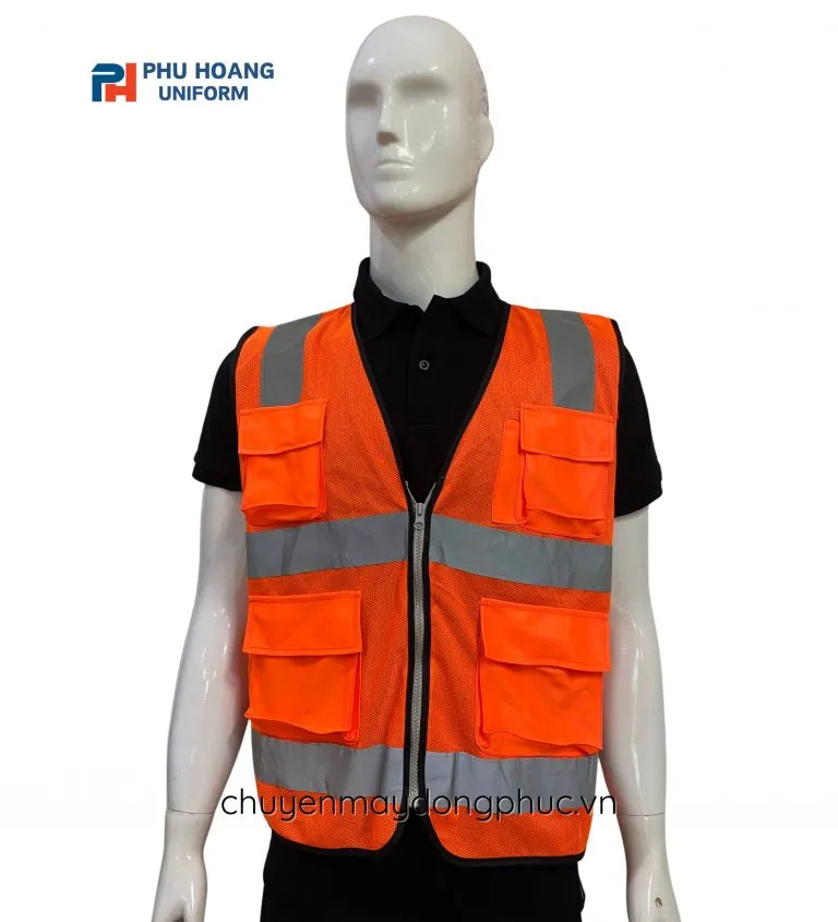 ÁO CÔNG NHÂN (MAY SẴN) SW010 là trang phục bảo hộ thiết yếu cho công nhân, kỹ thuật viên trong môi trường sản xuất, xây dựng, kho bãi. Với sự kết hợp giữa màu cam nổi bật và dải phản quang, sản phẩm không chỉ bảo vệ cơ thể mà còn tăng khả năng nhận diện, đảm bảo an toàn khi làm việc trong điều kiện thiếu ánh sáng hoặc ngoài trời. Thiết kế tiện dụng, chất liệu kaki bền chắc giúp người lao động thoải mái trong ca dài.