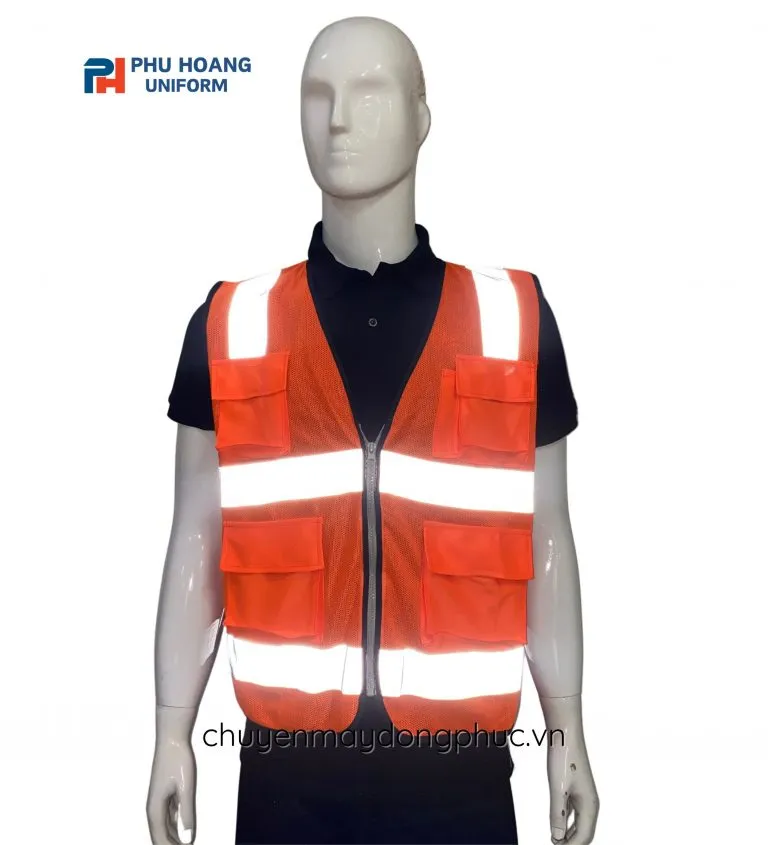 ÁO CÔNG NHÂN (MAY SẴN) SW010 là trang phục bảo hộ thiết yếu cho công nhân, kỹ thuật viên trong môi trường sản xuất, xây dựng, kho bãi. Với sự kết hợp giữa màu cam nổi bật và dải phản quang, sản phẩm không chỉ bảo vệ cơ thể mà còn tăng khả năng nhận diện, đảm bảo an toàn khi làm việc trong điều kiện thiếu ánh sáng hoặc ngoài trời. Thiết kế tiện dụng, chất liệu kaki bền chắc giúp người lao động thoải mái trong ca dài.