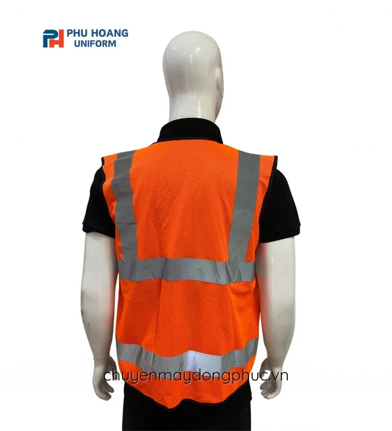 ÁO CÔNG NHÂN (MAY SẴN) SW010 là trang phục bảo hộ thiết yếu cho công nhân, kỹ thuật viên trong môi trường sản xuất, xây dựng, kho bãi. Với sự kết hợp giữa màu cam nổi bật và dải phản quang, sản phẩm không chỉ bảo vệ cơ thể mà còn tăng khả năng nhận diện, đảm bảo an toàn khi làm việc trong điều kiện thiếu ánh sáng hoặc ngoài trời. Thiết kế tiện dụng, chất liệu kaki bền chắc giúp người lao động thoải mái trong ca dài.