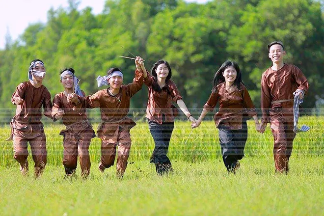 BỘ ĐỒ BÀ BA MÀU NÂU NHẠT MAY SẴN ST003