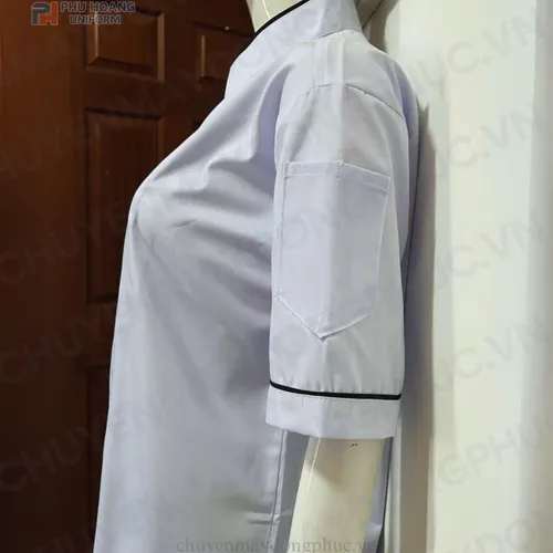 ÁO BẾP TRẮNG 1 HÀNG CÚC SB007 (MAY SẴN)