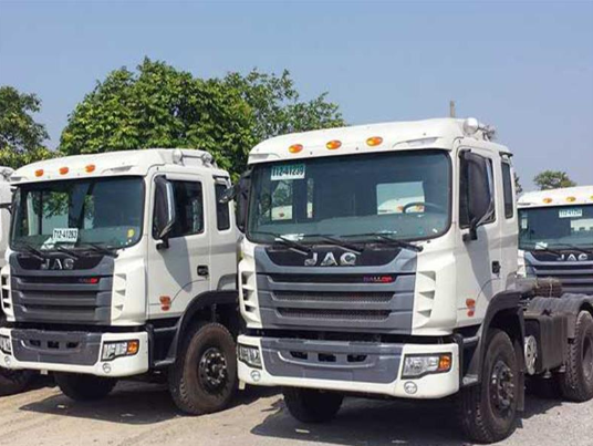 Xe đầu kéo JAC kéo được nhiều container nặng Xe đầu kéo JAC kéo được nhiều container nặng
