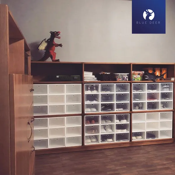 Hộp nhựa đựng giày trong suốt viền Xanh Dương - Tặng Túi Hút Ẩm - Blue Deer