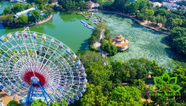 Hình. 1 Công viên văn hóa đầm sen