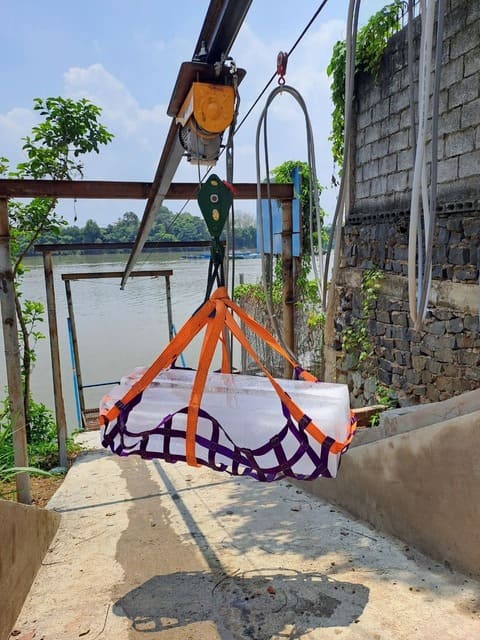 Tời điện PA 220V kết hợp giá treo lắp trên xà để vận chuyển hàng Tời điện PA 220V kết hợp giá treo lắp trên xà để vận chuyển hàng