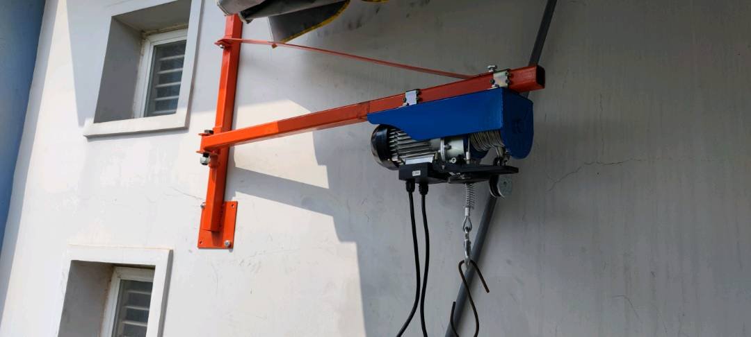 Tời điện 220V lắp trên lan can nhà nâng hạ cây cảnh, đồ đạc nhà cửa Tời điện 220V lắp trên lan can nhà nâng hạ cây cảnh, đồ đạc nhà cửa