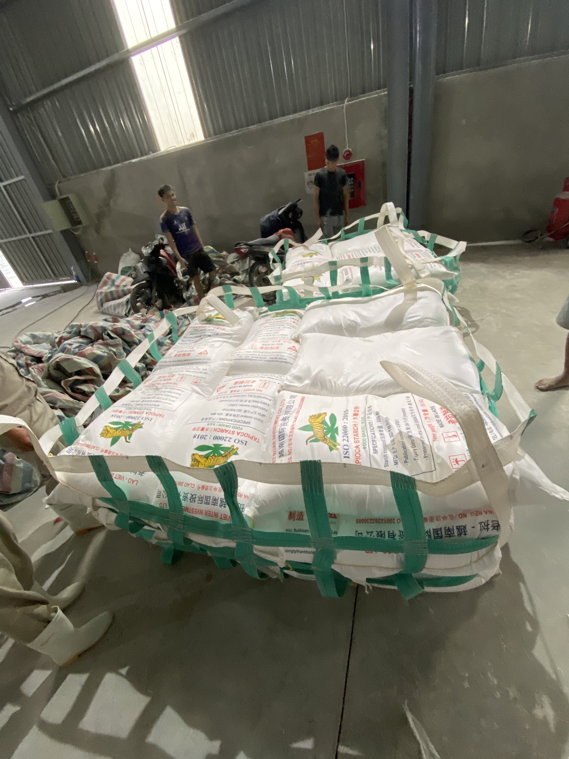 Lưới cẩu hàng PP cẩu bột trong kho xưởng, nhà máy Lưới cẩu hàng PP cẩu bột trong kho xưởng, nhà máy