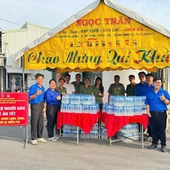 Tuổi trẻ Bình Đức hỗ trợ người dân trên hành trình về quê đón Tết