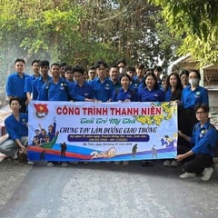 Đoàn phường Mỹ Thới thực hiện công trình thanh niên làm đường giao thông nông thôn