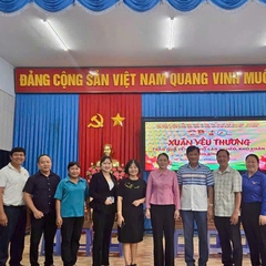 Phường Bình Đức trao tặng 30 phần quà an sinh xã hội dịp Tết