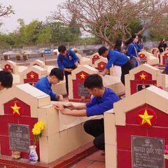 Tuổi trẻ An Giang chăm sóc Nghĩa trang Liệt sĩ tỉnh