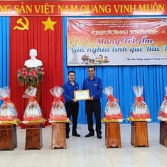 Xã đoàn Mỹ Hòa Hưng trao quà Tết cho học sinh khó khăn và trẻ em yếu thế