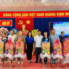 Đoàn xã Định Mỹ trao quà Tết cho thanh niên yếu thế