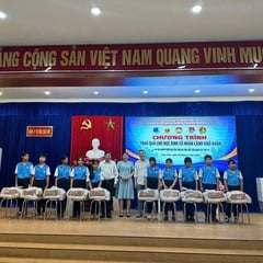 Châu Đốc trao quà cho học sinh có hoàn cảnh khó khăn