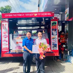 “CHUYẾN XE NGHĨA TÌNH” TRAO TẶNG 500 PHẦN QUÀ  THỰC PHẨM SẠCH CHO THANH NIÊN, NGƯỜI DÂN  CÓ HOÀN CẢNH KHÓ KHĂN