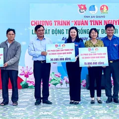 Chương trình “Xuân tình nguyện” trao 200 phần quà cho các hộ dân, thiếu nhi có hoàn cảnh khó khăn ở Châu Phú