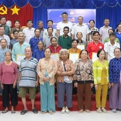 Cần Đăng bàn giao 26 căn nhà Đại đoàn kết cho hộ gia đình khó khăn