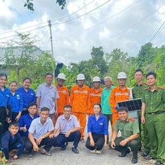 Mỹ Hòa Hưng lắp đặt 20 bộ đèn năng lượng mặt trời tại ấp Mỹ Thạnh