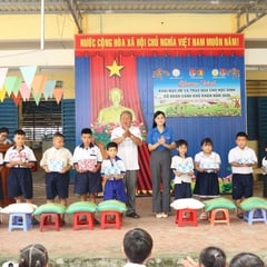 Vĩnh Thạnh Trung khai mạc Hè và trao quà cho học sinh có hoàn cảnh khó khăn