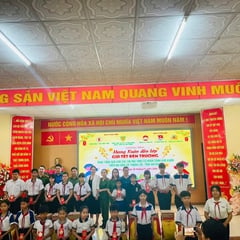 Trao 40 suất quà cho học sinh khó khăn trong chương trình “Mang Xuân đến lớp - Gửi Tết đến trường”