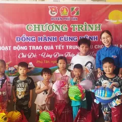 Phú Tân: Chương trình “Đồng hành cùng bệnh nhi” - Thăm hỏi, tặng quà cho các em thiếu nhi có hoàn cảnh khó khăn nhân dịp Tết Trung thu năm 2024