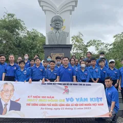 TỈNH ĐOÀN AN GIANG DÂNG HƯƠNG TẠI CÔNG VIÊN VĂN HOÁ VÕ VĂN KIỆT.
