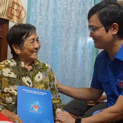 Bí thư Thường trực Trung ương đoàn thăm Mẹ Việt Nam Anh hùng và sinh viên tình nguyện tại An Giang