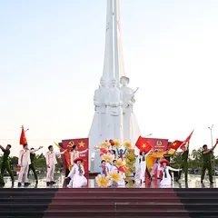 Tuổi trẻ An Giang thắp nến tri ân tại Nghĩa trang liệt sĩ tỉnh