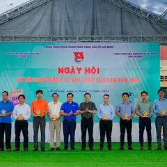 TƯNG BỪNG “NGÀY HỘI TƯ VẤN NGHỀ NGHIỆP VÀ GIỚI THIỆU VIỆC LÀM” CHO THANH NIÊN HUYỆN AN PHÚ