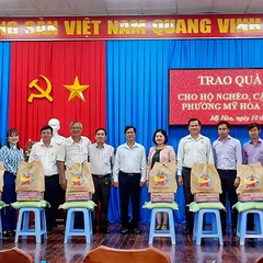 Hội Doanh nhân trẻ tỉnh An Giang trao tặng 120 phần quà Tết cho hộ nghèo, cận nghèo ở TP. Long Xuyên