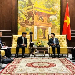 Bộ trưởng Nguyễn Mạnh Hùng tiếp và làm việc với Tổng Giám đốc UPU