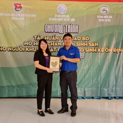 Trao 40 con bò sinh sản cho người khuyết tật huyện Tri Tôn