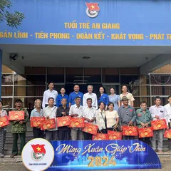 An Giang: Họp mặt và tặng quà Tết cho cựu Thanh niên xung phong có hoàn cảnh khó khăn 2024