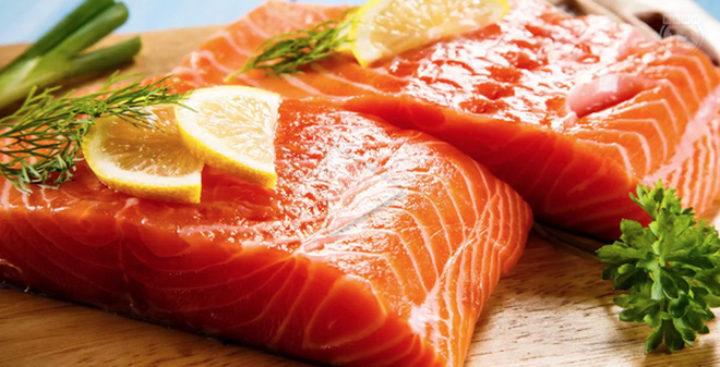 Cá hồi giàu vitamin B12 giúp tế bào máu và hệ thần kinh hoạt động tốt Cá hồi giàu vitamin B12 giúp tế bào máu và hệ thần kinh hoạt động tốt